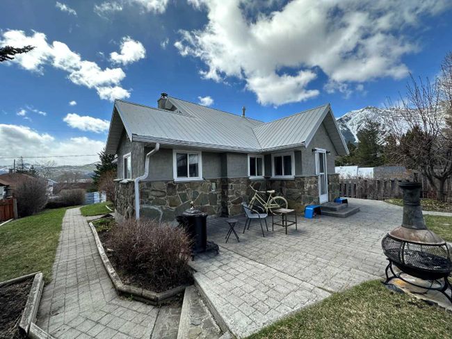 2222 210 Street, Home with 2 bedrooms, 1 bathrooms and 3 parking in Bellevue AB | Image 1