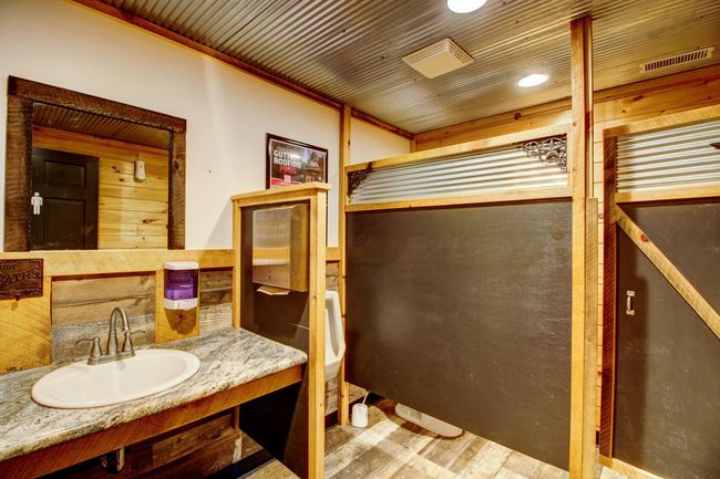 Men's Bathroom | Image 18