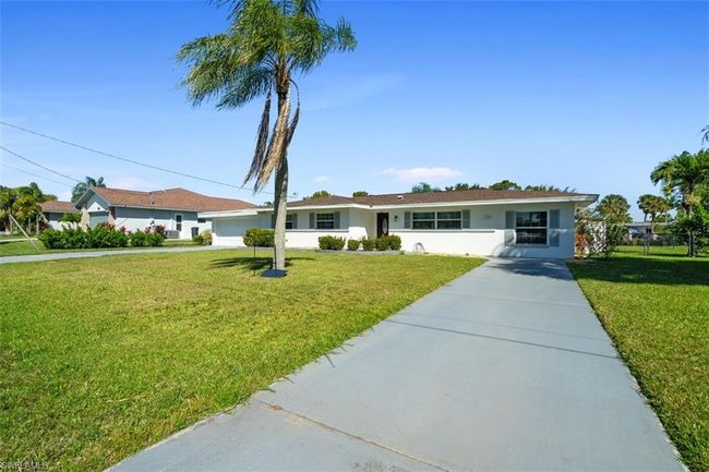 Ranch-style house featuring a front lawn and stucco siding | Image 22