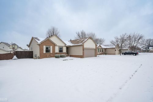 27530 Cedar Glen Dr, Chesterfield, MI, 48051-2558 | Card Image