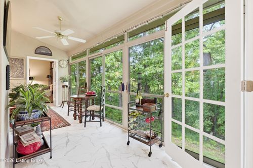 513 Village Lake Dr, Louisville, KY, 40245-5249 | Card Image
