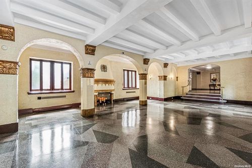 e-7r-89 35th Ave, Jackson Heights, NY, 11372-5758 | Card Image