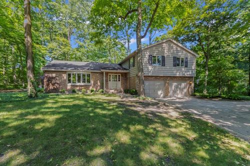 94 E Foster Ave, Roselle, IL, 60172-3099 | Card Image