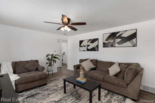 9535 Chamberlain St, Romulus, MI, 48174-1535 | Card Image