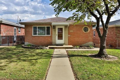 View of front of property featuring a front lawn | Image 3