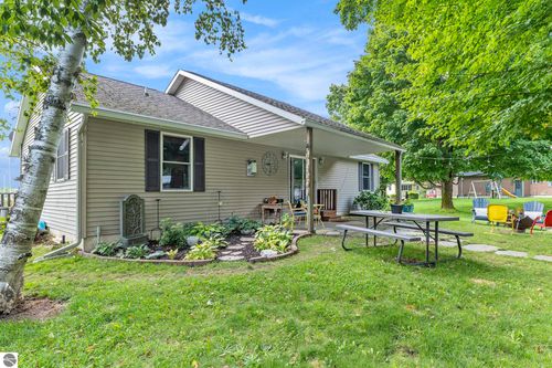 9531 Sunrise Ct, Mesick, MI, 49668-9523 | Card Image