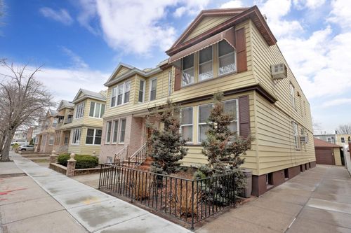 77 75th St, Glendale, NY, 11385-8238 | Card Image