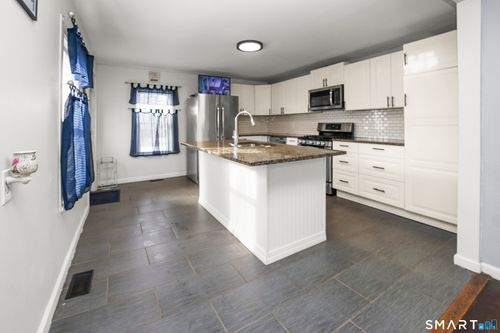 17 Windsor St, Enfield, CT, 06082-2813 | Card Image