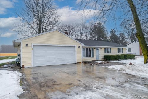 8221 Van Vleet Rd, Gaines, MI, 48436-8929 | Card Image