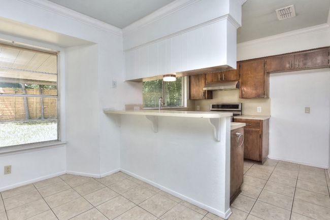 Dining Area/Breakfast Bar | Image 12