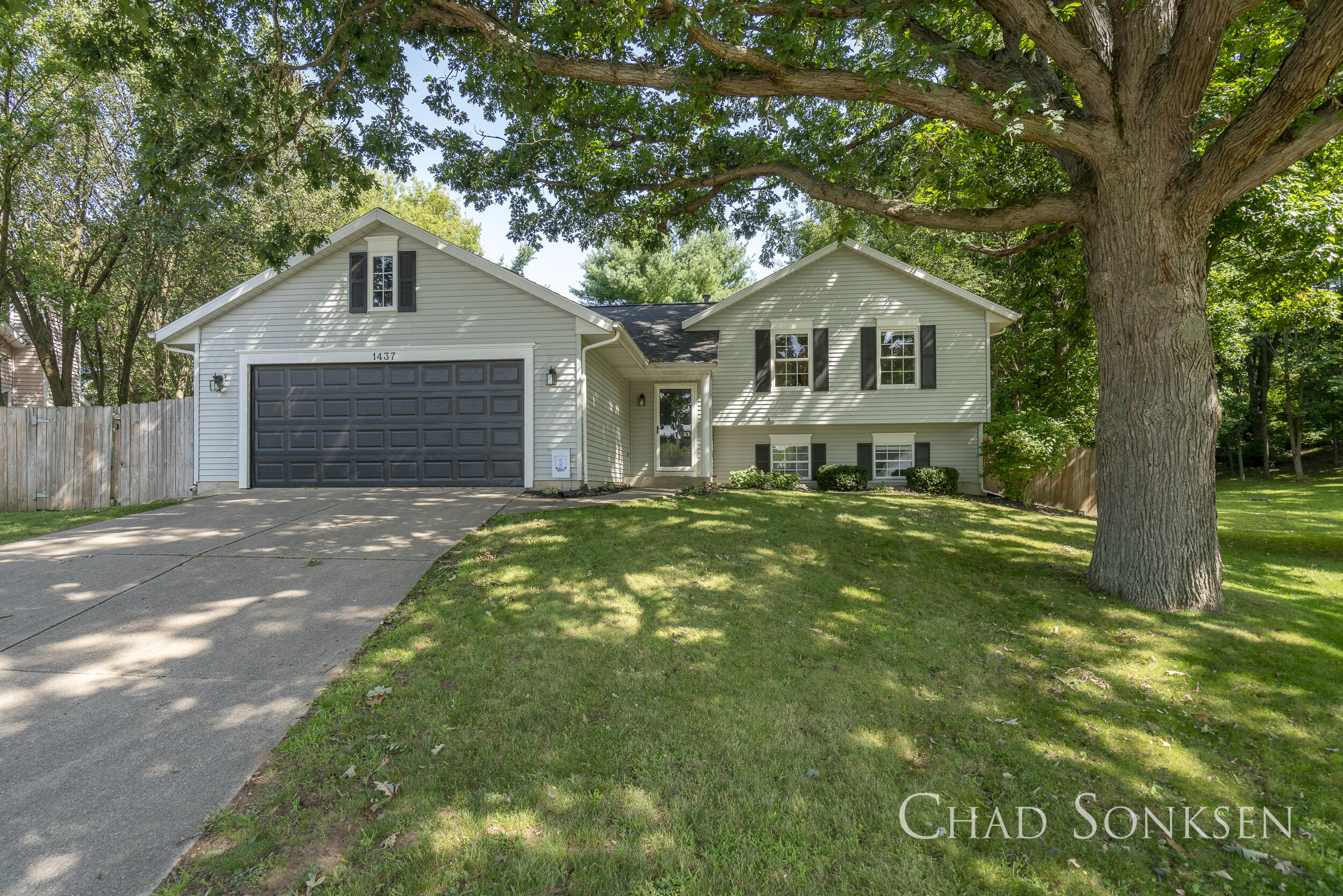 Hollow Ridge Dr, Rockford, MI 49341