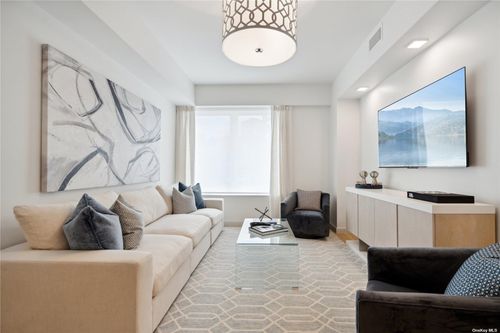 107-218 Middle Neck Rd, Great Neck, NY, 11021-1126 | Card Image