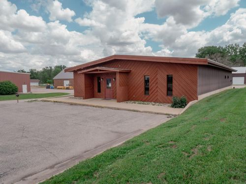 902 S Grand Ave, Charles City, IA, 50616-3735 | Card Image