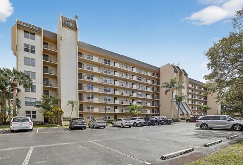 302-3300 W Rolling Hills Cir, Davie, FL, 33328-1972 | Card Image