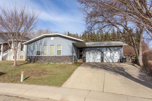 13 Bruns Crescent, Home with 5 bedrooms, 4 bathrooms and 4 parking in Lacombe AB | Card Image