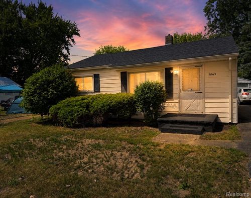 2065 Brady Ave, Burton, MI, 48529-2424 | Card Image