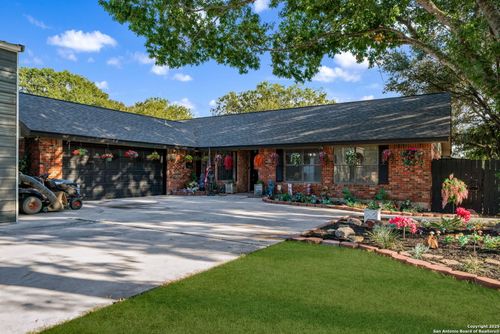 111 Santa Anna Dr, Seguin, TX, 78155-1031 | Card Image