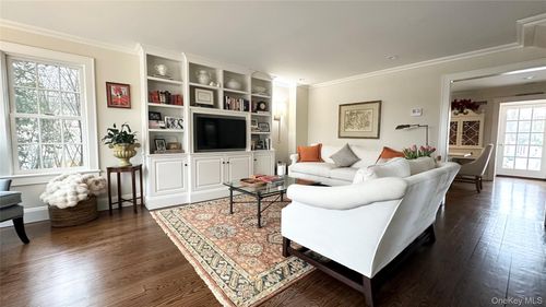 35 High St, Locust Valley, NY, 11560-1715 | Card Image