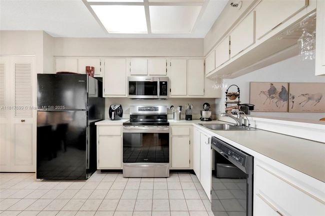 APT-904 - 2206 S Cypress Bend Dr, Condo with 1 bedrooms, 2 bathrooms and null parking in Pompano Beach FL | Image 6