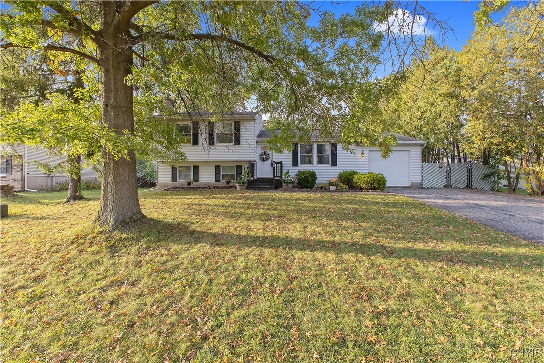 Aster Dr, Liverpool, NY 13088