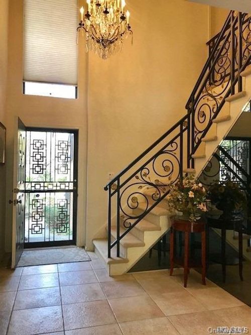 18 Wimbledon Dr, Roslyn, NY, 11576-3083 | Card Image