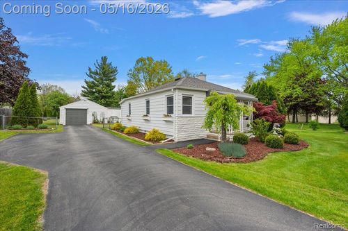 8529 Munrovia St, Shelby Township, MI, 48317-1725 | Card Image