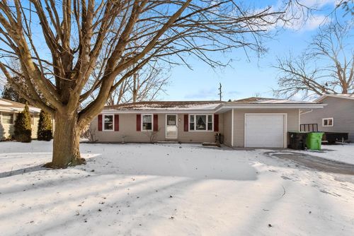 806 Memorial Drive, Kewaskum, WI, 53040 | Card Image