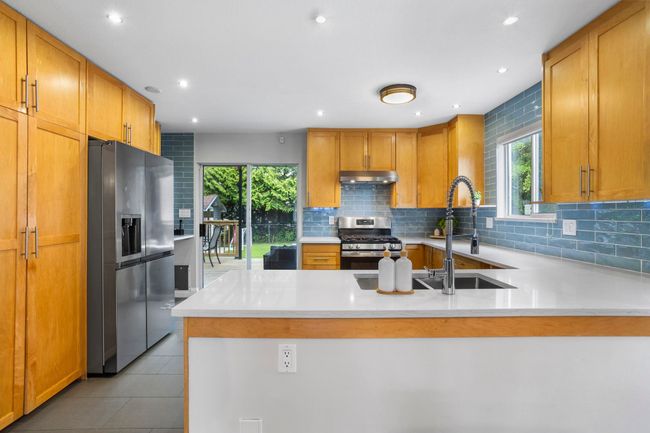 20147 Hampton St, House other with 3 bedrooms, 2 bathrooms and 5 parking in Maple Ridge BC | Image 8
