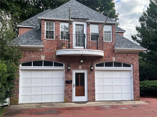 11 Admiral Kalbfus Rd, Newport, RI, 02840-1201 | Card Image