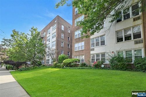 2160 Center Ave, Fort Lee, NJ, 07024-5862 | Card Image