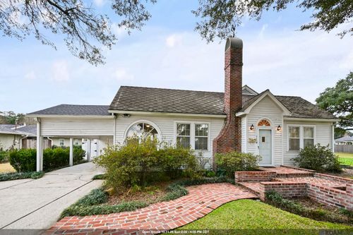 557 Avenue C, Port Allen, LA, 70767-3037 | Card Image