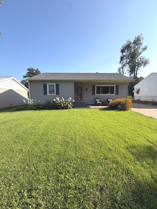 1811 East Lane, Clinton, IA, 52732 | Card Image