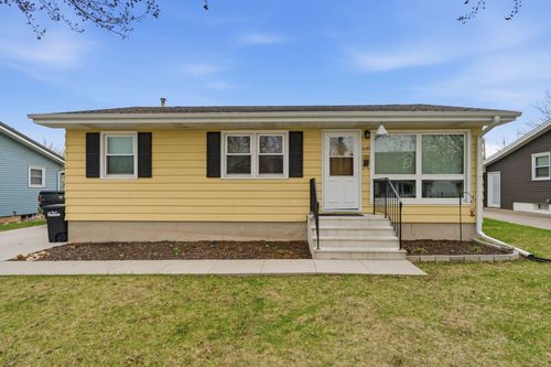 1045 25th St, Marion, IA, 52302-1926 | Card Image
