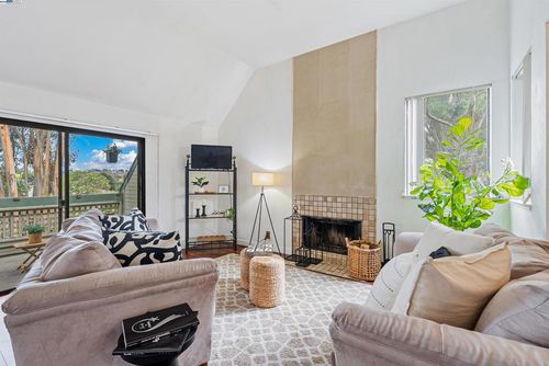 2742 East Ct, Richmond, CA, 94806-1826 | Card Image