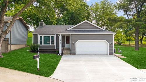 7805 Potter Plz, Omaha, NE, 68122-1446 | Card Image