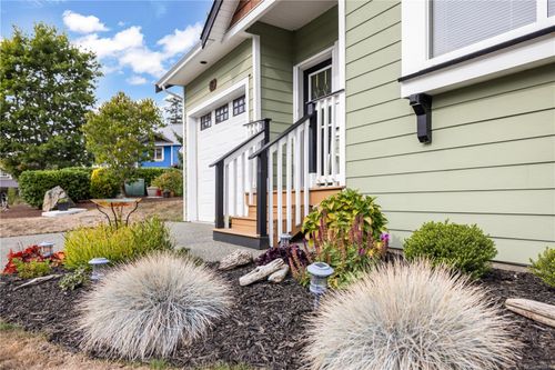 8 Newstead Cres, Victoria, BC, V9B6L4 | Card Image