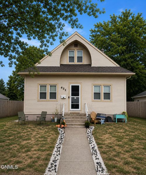 621 5th St Se, Jamestown, ND, 58401-4318 | Card Image
