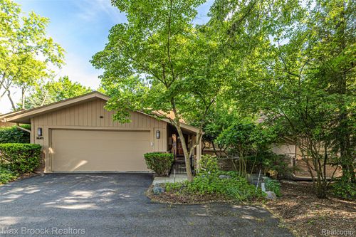 3685 Quail Hollow Dr, Bloomfield Hills, MI, 48302-1250 | Card Image