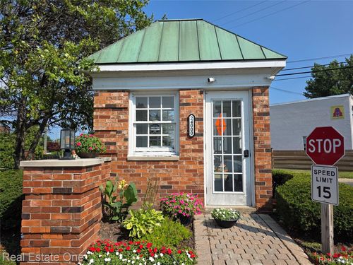 311 Riviera Dr, Saint Clair Shores, MI, 48080-1537 | Card Image