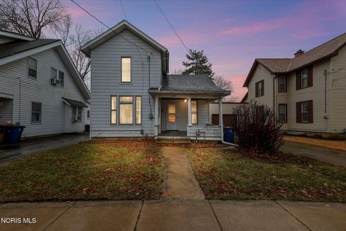 216 Buttonwood Ave, Bowling Green, OH, 43402-2812 | Card Image