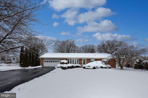 811 W Main Street, NEW HOLLAND, PA, 17557 | Card Image