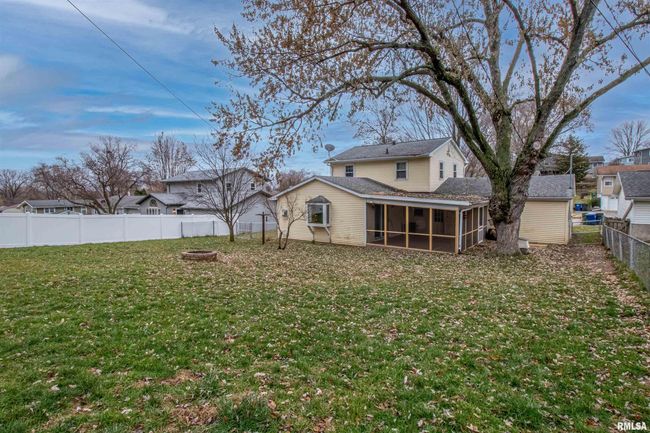 532 Meadowview Dr, House other with 4 bedrooms, 2 bathrooms and null parking in Clinton IA | Image 4