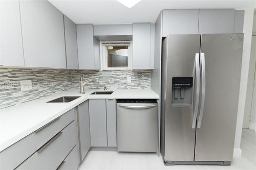 apt-402-8323 Lake Dr, Doral, FL, 33166-7754 | Card Image