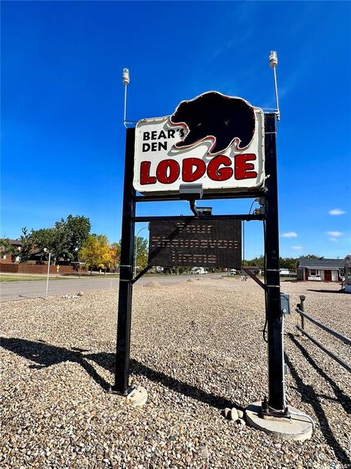 554 5th Ave W, Shaunavon, SK, S0N2M0 | Card Image