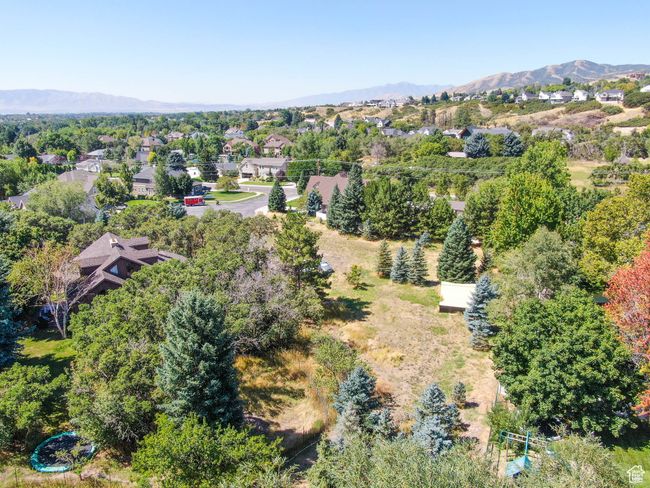 Bird's eye view with a mountain view | Image 9
