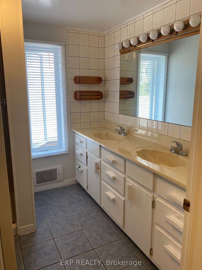 612 Romaine St, House other with 10 bedrooms, 5 bathrooms and 4 parking in Peterborough ON | Image 25