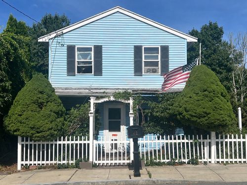 42 Milton St, Dartmouth, MA, 02748-1719 | Card Image
