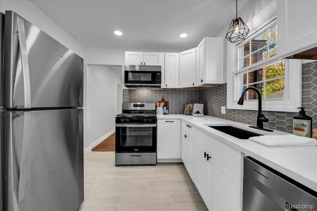 17550 Ohio St, House other with 3 bedrooms, 2 bathrooms and null parking in Detroit MI | Image 17