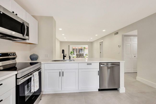 733 Nantucket Cir, Condo with 2 bedrooms, 2 bathrooms and null parking in Lake Worth FL | Image 5