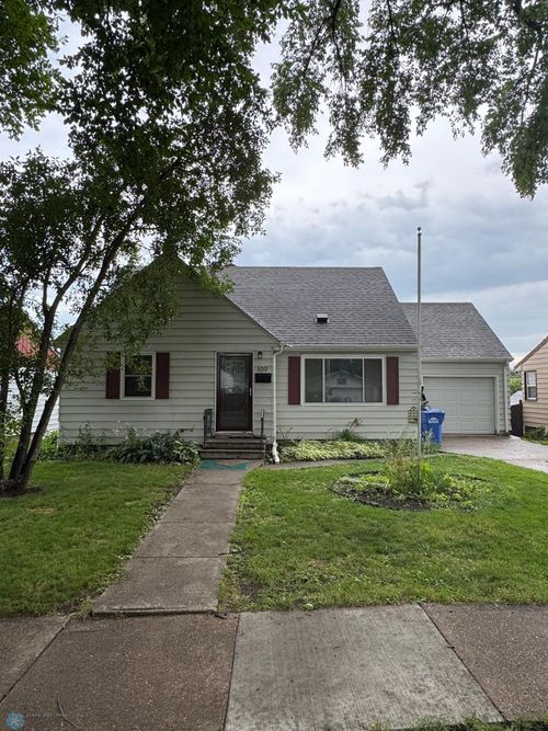 109 18th Ave N, Fargo, ND, 58102-2346 | Card Image